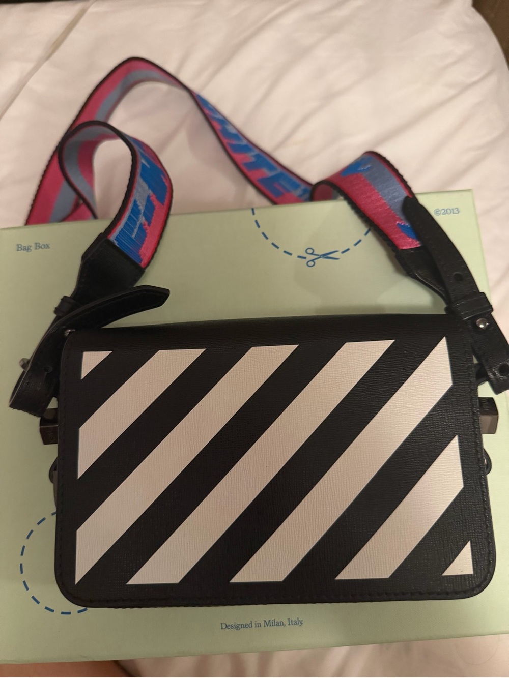Off-White Black Leather Wristlet Clutch with Silver Ring Pull - Picture 3 of 4